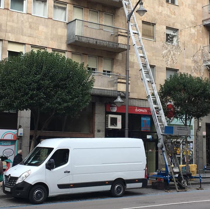 furgoneta con escalera en mudanza