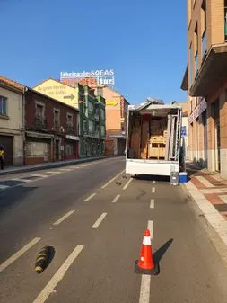 Hombre moviendo piano